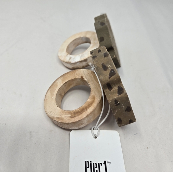 Pier 1 Set of Wooden Napkin Rings Flower Shape Carved Brown & Natural Wood - Picture 5 of 6